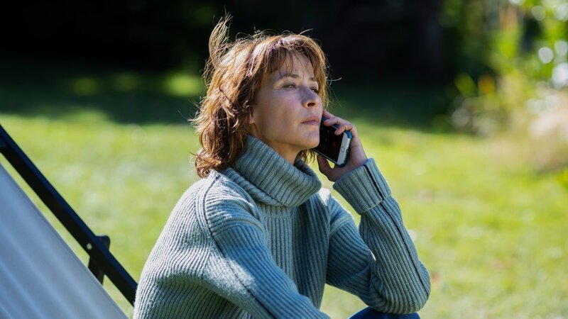Emmanuèle (Sophie Marceau) nimmt für ihren Vater telefonisch Kontakt zu einem Sterbehilfeverein in der Schweiz auf. – Bild: ZDF und Carole Bethuel. Emmanuèle (Sophie Marceau) nimmt für ihren Vater telefonisch Kontakt zu einem Sterbehilfeverein in der Schweiz auf. – Bild: ZDF und Carole Bethuel.