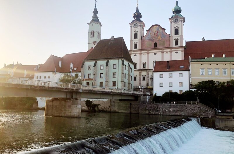 Eine Stadtansicht auf dem Weg mit dem Fahrrad durchs Traunviertel. – Bild: HR/​Monika Birk