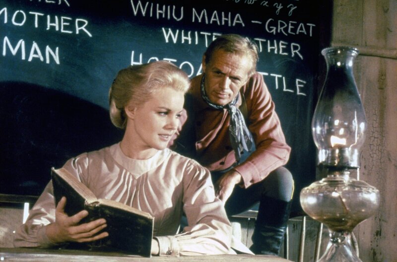 Cheyenne – Bild: Ford-Smith Productions/​Warner Bros. /​ Die Lehrerin Deborah Wright (Carroll Baker), eine Quäkerin, unterrichtet die Cheyenne-Kinder. Captain Thomas Archer (Richard Widmark) macht ihr den Hof.