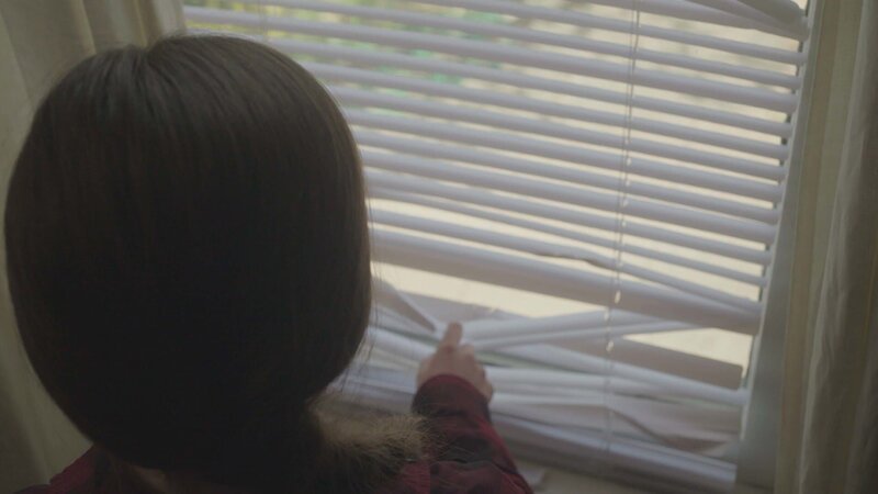 Younger Elisa observes the bent blinds in her room. – Bild: Investigation Discovery /​ Discovery Communications