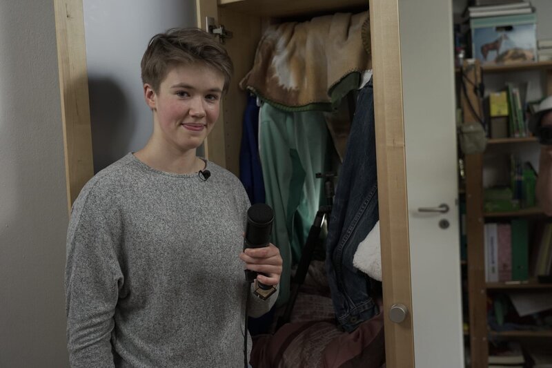 Die 14-jährige Sophie zeigt Johanna ihr selbstgebautes Tonstudio im Kleiderschrank. – Bild: ZDF/​Bojan Ritan