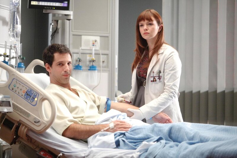 Martha (Amber Tamblyn) untersucht den neuen Patienten Brian (Terry Maratos), dessen Lungen unerklärlicherweise mit Blut gefüllt sind. – Bild: Universal TV
