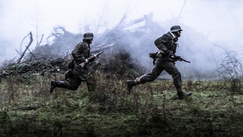 Langley, British Columbia, Canada – REENACTMENT – Two German Soldiers see U.S. 1st Lieutenant Garlin Conner and rush towards him. (L-R) Griffin Bates and Connor Anthony. – Bild: Holdout Productions II Inc/​Sean F. White