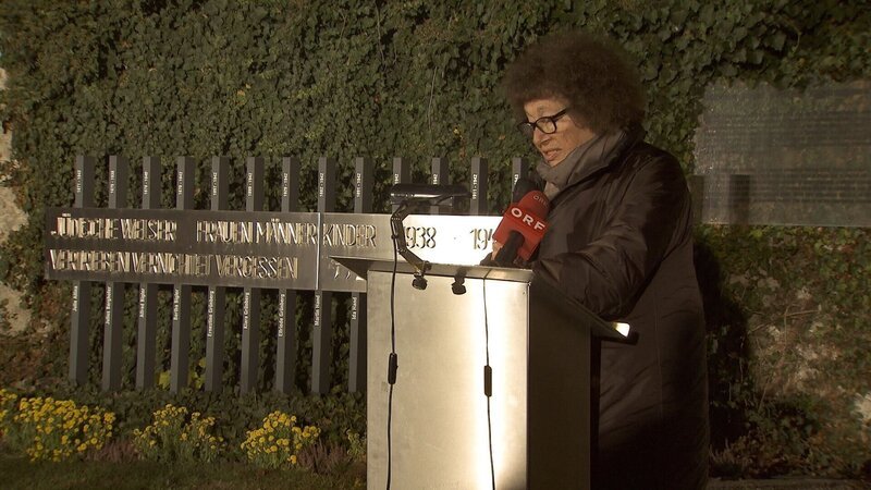 Elizabeth T. Spira hält eine Rede bei einer Veranstaltung des Mauthausen-Komitees in Wels. – Bild: ORF/Wega Film/Robert Neumüller Elizabeth T. Spira hält eine Rede bei einer Veranstaltung des Mauthausen-Komitees in Wels. – Bild: ORF/Wega Film/Robert Neumüller