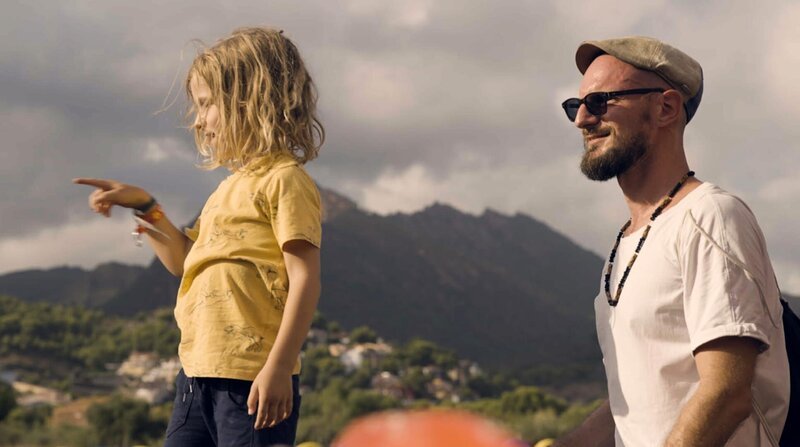 Der junge Witwer Max ist mit seinem Sohn Phileas unterwegs durch Spanien auf einer langen Reise zu sich selbst. Er möchte die Trauer hinter sich lassen und eine neue Verbindung zu seinem Sohn aufbauen. – Bild: ZDF und MDR/SWR/AV Medien. Der junge Witwer Max ist mit seinem Sohn Phileas unterwegs durch Spanien auf einer langen Reise zu sich selbst. Er möchte die Trauer hinter sich lassen und eine neue Verbindung zu seinem Sohn aufbauen. – Bild: ZDF und MDR/SWR/AV Medien.