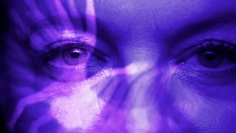 BRAINWASHED lädt das Publikum dazu ein, die Allgegenwertigkeit dieser gängigen Bildsprache und ihre Auswirkungen zu hinterfragen, Bilder und Filme anders zu betrachten und uns alle zu bewussteren Zuschauer:innen zu machen! – Bild: ORF/​Stadtkino Wien