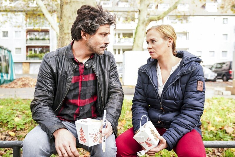 Kathi (Mandy Neidig) ist tief berührt, als Manuel (Daniel Sellier) sie um einen Neuanfang bittet. – Bild: RTL /​ Dennis Hundt