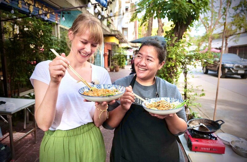 Nina Heins (li.) erlebt die unglaubliche Vielfältigkeit Thailands. – Bild: ZDF und HR/​Jonas Weinhold.