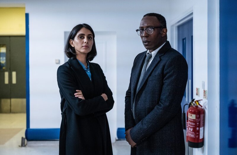 Detective Ruis (Shaun Parkes, re.) ermittelt gemeinsam mit seiner Kollegin Devi (Anjli Mohindra, li.). – Bild: HR/​Degeto/​ITV Studios
