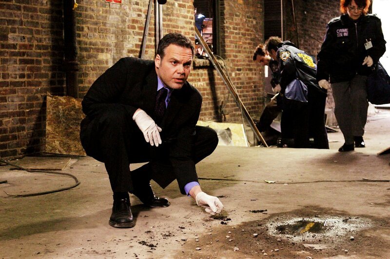 In einem Hinterhof findet Detective Robert Goren (Vincent D’Onofrio) Blutflecken des Mordopfers. – Bild: VOX