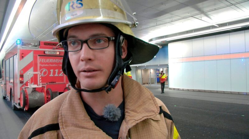 Bastian Haas von der Frankfurter Flughafen-Feuerwehr. – Bild: HR