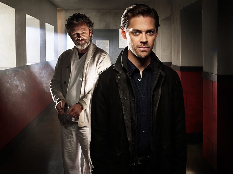 Dr. Martin Whitly (Michael Sheen, l.); Malcolm Bright (Tom Payne, r.) – Bild: Warner Bros. Entertainment Inc. All Rights Reserved. Lizenzbild frei
