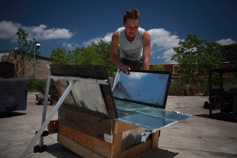From Episode 203. Amber Williams helps build solar oven. – Bild: Copyright: Discovery Communications, Inc. For Show Promotion Only