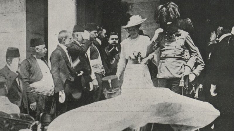 Sophie Herzogin von Hohenberg und Erzherzog Franz Ferdinand kurz vor dem Attentat von Sarajevo am 28. Juni 1914. – Bild: zdf/​4K /​ © THE HISTORY CHANNEL /​ Wikipedia commons