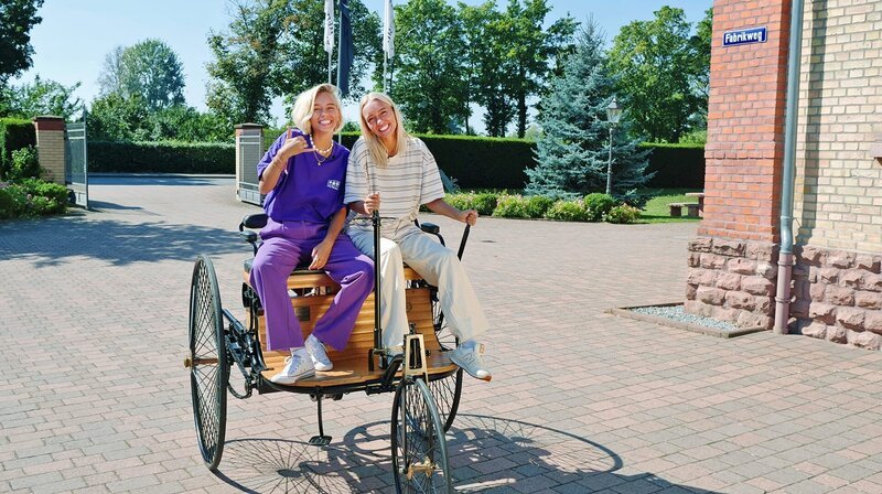 Lisa und Lena auf Spuren von Bertha Benz: Sie wagen eine Überlandfahrt mit dem ersten Auto. – Bild: SWR/​tvision