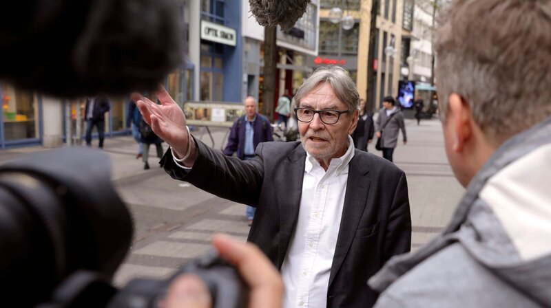 Udo Röbel (Mitte), Journalist und Autor, war Augenzeuge beim Gladbecker Geiseldrama. Im Film berichtet er von seinen Eindrücken und hält kritisch Rückschau. – Bild: WDR/​Thomas Brill