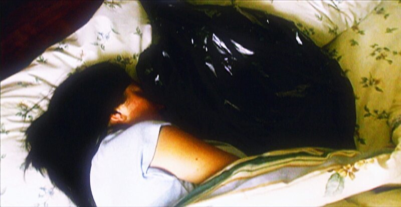 Die Frau eines Air-Force-Officers wird tot in ihrem Bett gefunden – mit einem Wäschesack aus Plastik nah an ihrem Gesicht. War es ein Unfall oder Mord? – Bild: VOX