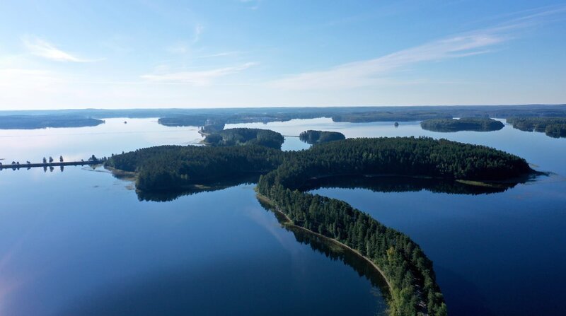 Der Wallberg von Punkaharju führt mitten durch den See und gehört zu den Naturdenkmälern Finnlands. – Bild: ZDF und NDR/​Florianfilm GmbH/​Markus Augé.