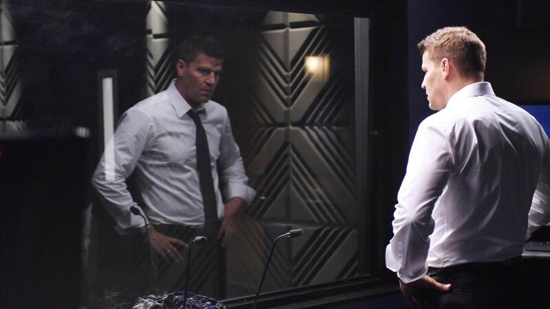 Booth (David Boreanaz) ist verzweifelt. Seine Kollegin wird von einem Mörder als Geisel festgehalten. – Bild: TVNOW /​ FOX