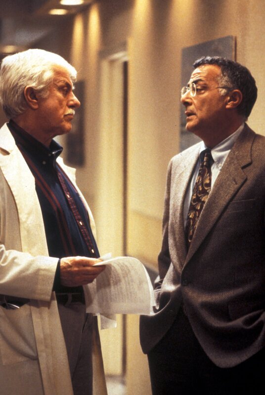 Dr. Mark Sloan (Dick Van Dyke, l.); Dr. Ed Quiller (Richard Romanus, r.) – Bild: CBS Studios Inc. All Rights Reserved. Lizenzbild frei
