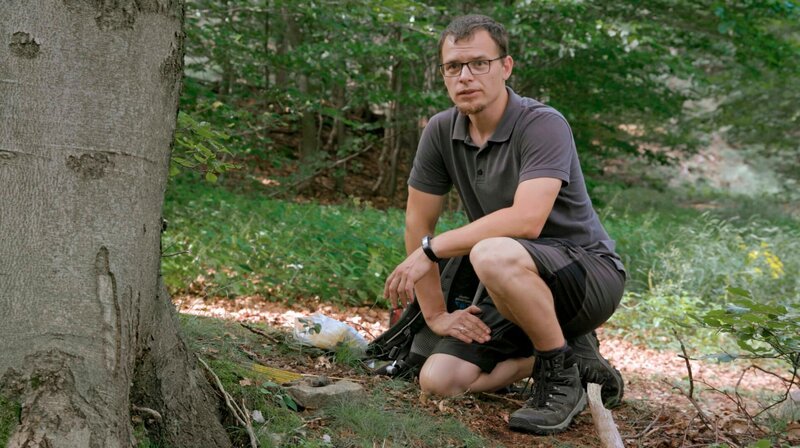 Biologe Paul Lippitsch erklärt seine Arbeit am deutsch-tschechischen Wolfsmonitoring-Projekt – Bild: MDR/​SaxoE