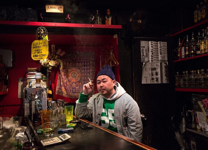 Barkeeper im Tokyoter Rotlichtviertel Golden Gai (Yugo Matsuzaki) – Bild: Copyright SRF/​Patrick Rohr