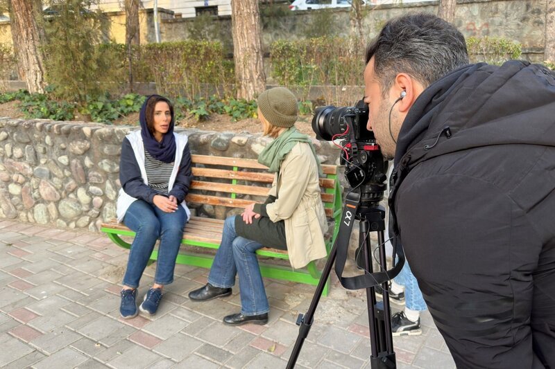 ORF-Korrespondentin Katharina Wagner in einem Teheraner Park im Gespräch mit der Journalistin Fatemeh Rajabi, die sich vor vier Jahren scheiden ließ. – Bild: ORF/​Katharina Wagner
