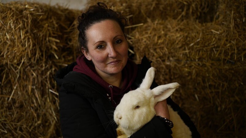 Jenny Breit von „Stark für Tiere“ kümmert sich auch um gerettete Kaninchen. – Bild: ZDF und Frederik Klose-Gerlich.