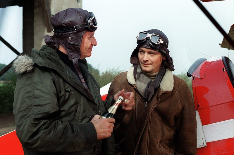 Sebastian Reidinger und Arthur Laubach bei der Flugzeugtaufe (v.li.: Peter Bongartz, Fritz Karl). – Bild: ORF/​Dor-Film/​Petro Domenigg