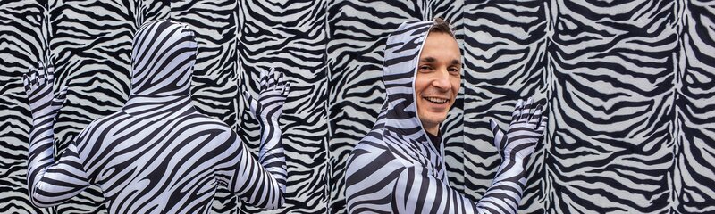 Sich bei Bedarf unsichtbar machen zu können – das wäre toll! Manche Tiere können das, schaffen Menschen das auch? „PUR+“-Moderator Eric Mayer ist auf der Suche nach der perfekten Tarnung. – Bild: ZDF/​ZDF Grafik