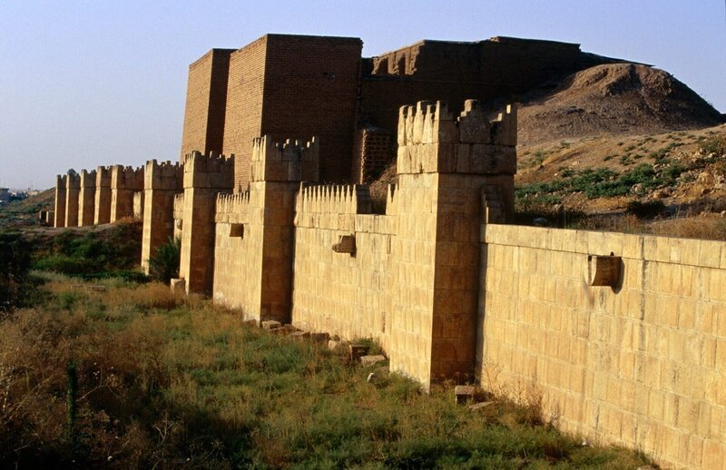 Walls and gates of the ancient city of Nineveh, now Mosul (Al Mawsil), the third capitol of Assyria. – Bild: A&E Television Networks Lizenzbild frei
