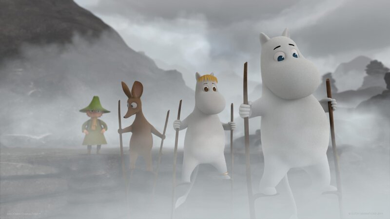 Gemeinsam gehen die Freunde auf Stelzen zum Vulkan. – Bild: ZDF/​Moomin Characters/​Gutsy Animations 2019