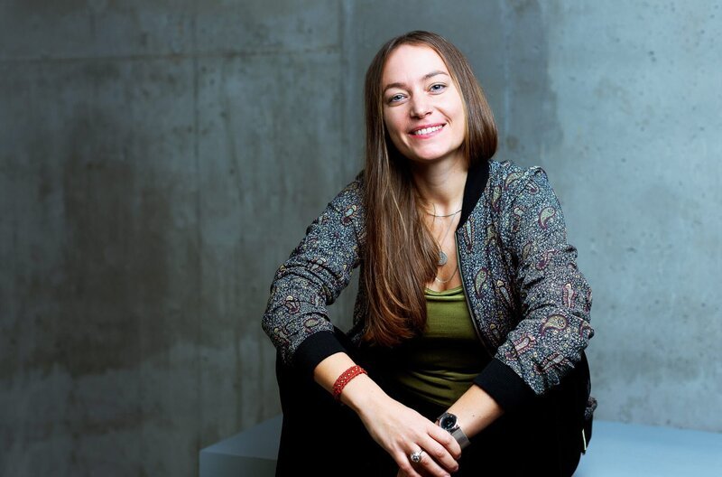 Der Film beleuchtet auch die eigenen Reflexionen der deutschen Regisseurin Antonia Kilian über das Dasein als Feministin und kulturelle Außenseiterin. – Bild: ZDF und NDR