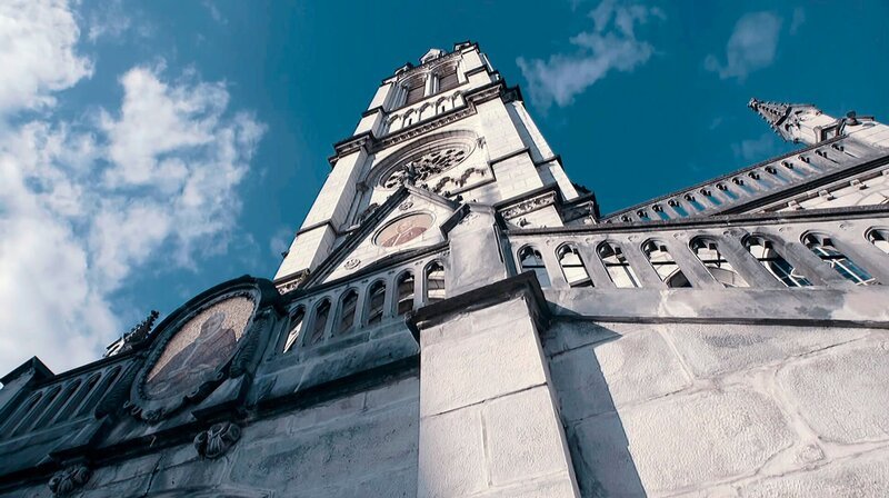 Der 70m hohe Turm der Mariä-Empfängnis-Basilika. – Bild: phoenix