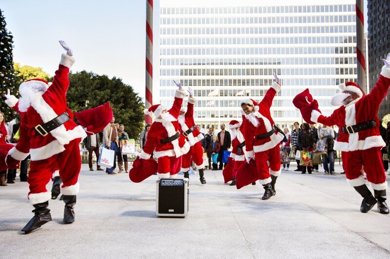 Während eines Weihnachtsmann-Flashmobs vor einer Bank, wird gleichzeitig die Bank von einem als Santa Claus verkleideten Mann überfallen. – Bild: VOX/​Warner Bros.