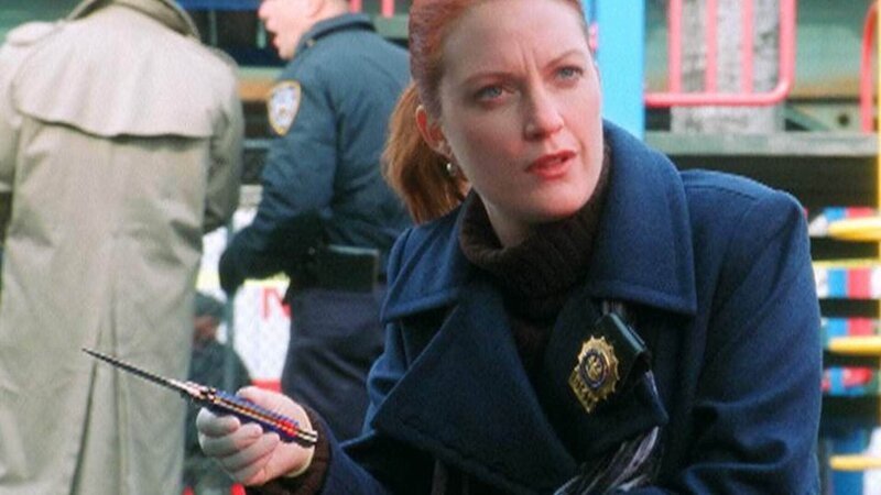 Bishop (Samantha Buck) findet die Mordwaffe! – Bild: MG RTL D