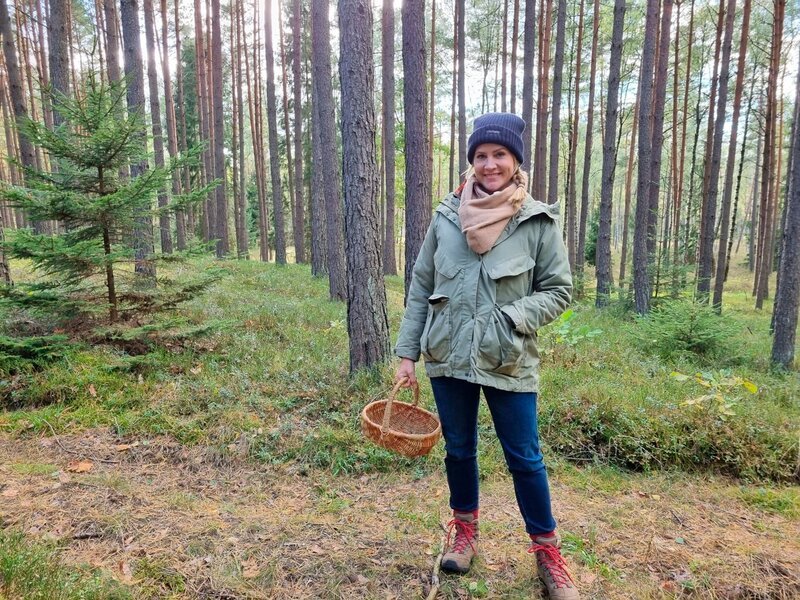 Pilze sammeln in den masurischen Wälder ist so etwas wie ein Volkssport – den Judith Rakers gleich ausprobiert. – Bild: HR/​WDR