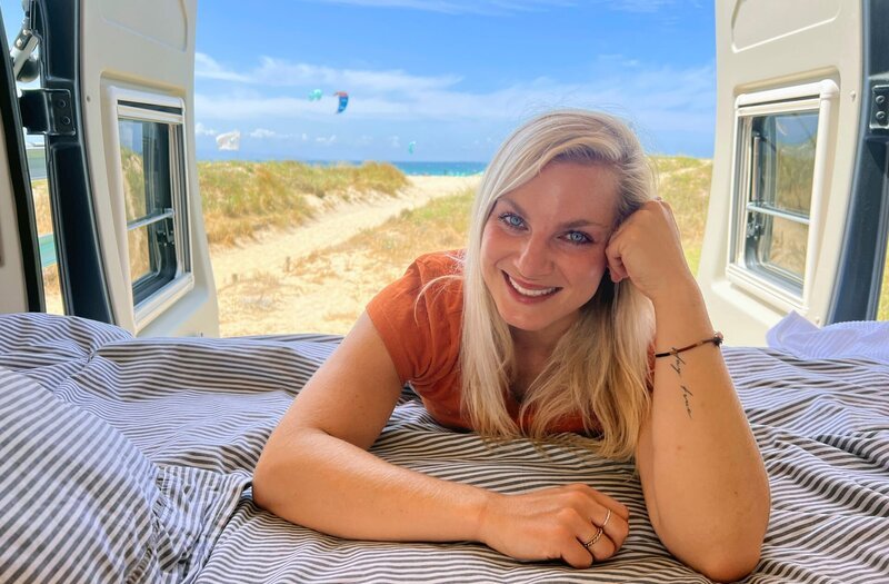 Maike Tschorn im Camper am Strand in Südfrankreich. – Bild: ZDF und HR/​Tanja Höschele.