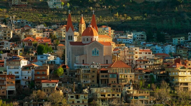 Die Maronitische Kirche Saint Mar Saba in der Stadt Bsharri im Qadischa-Tal. – Bild: BR/​Jürgen Killenberger