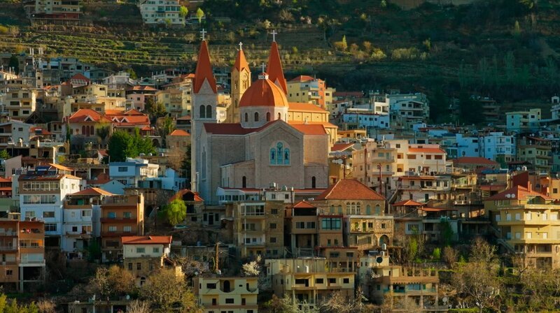 Die Maronitische Kirche Saint Mar Saba in der Stadt Bsharri im Qadischa-Tal. – Bild: BR/Jürgen Killenberger Die Maronitische Kirche Saint Mar Saba in der Stadt Bsharri im Qadischa-Tal. – Bild: BR/Jürgen Killenberger