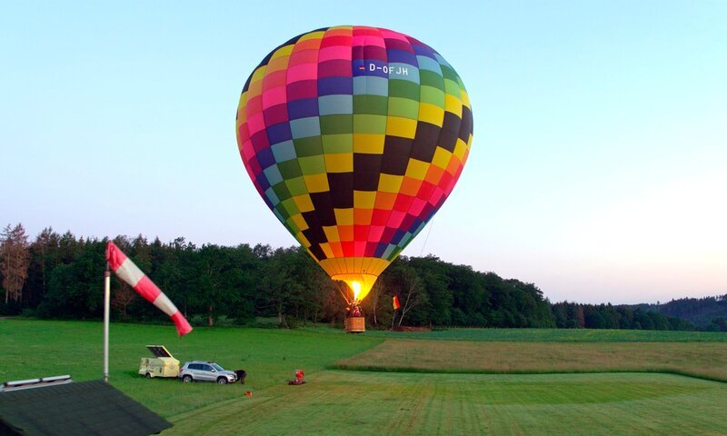 Der Ballon startet zum Flug über das Münsterland. – Bild: WDR/2Pilots Der Ballon startet zum Flug über das Münsterland. – Bild: WDR/2Pilots