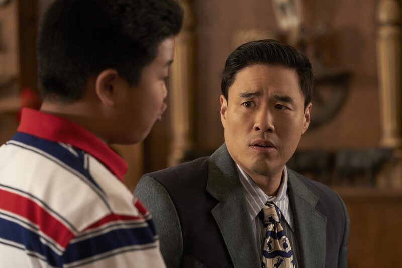 Hudson Yang (Eddie Huang), Randall Park (Louis Huang). – Bild: 2018–2019 American Broadcasting Companies. All rights reserved. Lizenzbild frei