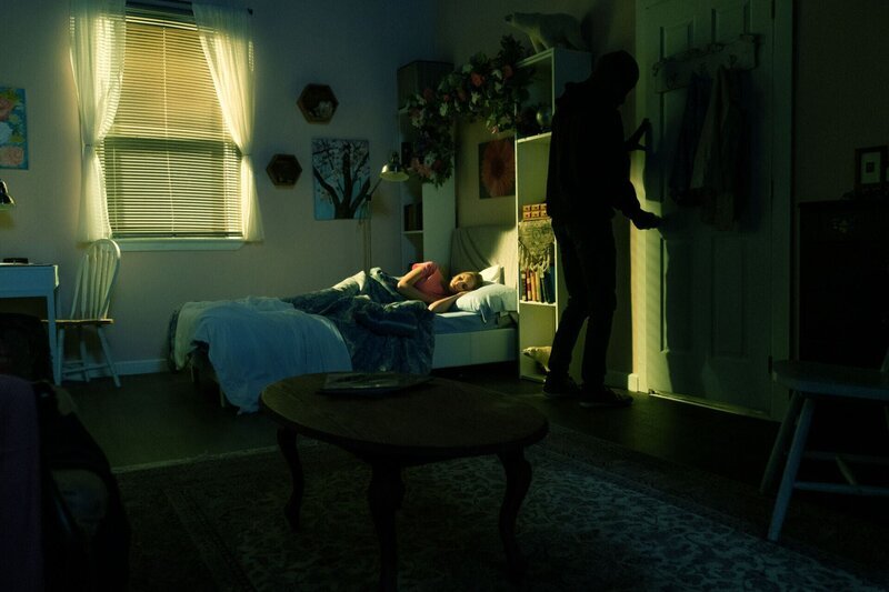 Ein Mann verlässt das Zimmer, in dem eine Frau schläft – Bild: Darren Goldstein /​ cflx /​ © DSG Photo ©CI – Crime + Investigation-Phoctocredit Mandatory, Editorial Use Only, NO archive, NO Resale