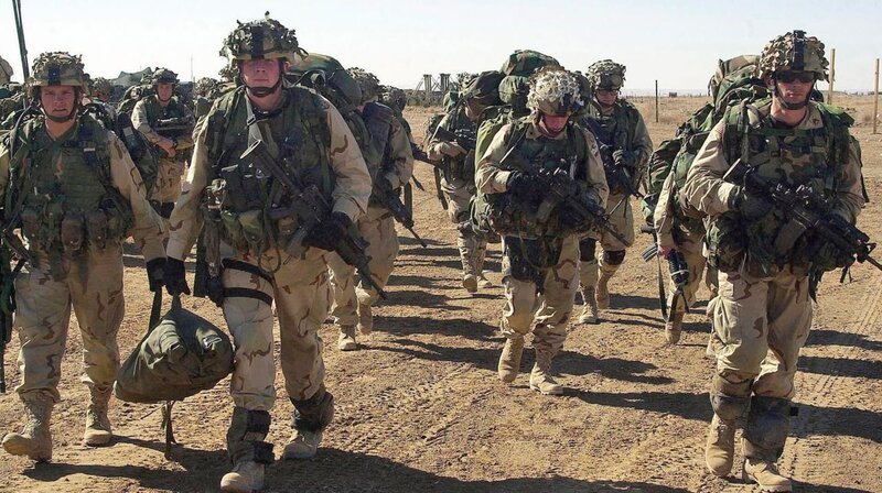 US-Soldaten sollen nach den Anschlägen des 11. September 2001 Afghanistan von den radikalislamischen Taliban befreien, unter Unterstützung von NATO-Truppen. – Bild: phoenix/​ZDF/​