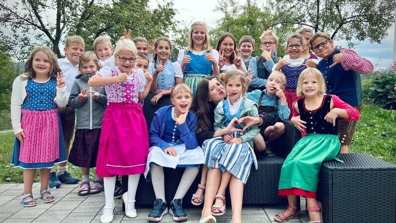 Die Kinder der Kindervolkstanzgruppe Rabenstein an der Pielach. – Bild: ORF/​Neulandfilm