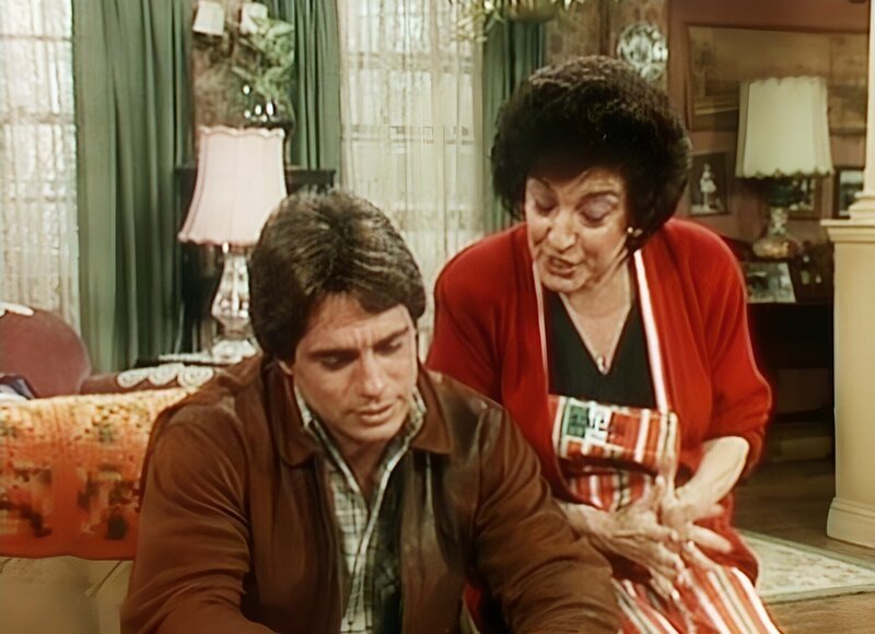 Mrs. Rossini (Rhoda Gemignani, r.) erzählt Tony (Tony Danza, l.) einige Dinge über seine verstorbene Frau, von denen er keine Ahnung hatte. – Bild: Columbia