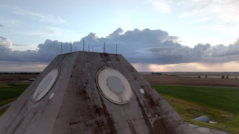 Die vier „Augen“ der Pyramide der „Stanley R. Mickelsen Safeguard“-Basis sind riesige Radar-Antennen, die anfliegende sowjetische Atomsprengköpfe orten sollten. – Bild: ZDF und Yousif Al-Chalabi./​Yousif Al-Chalabi