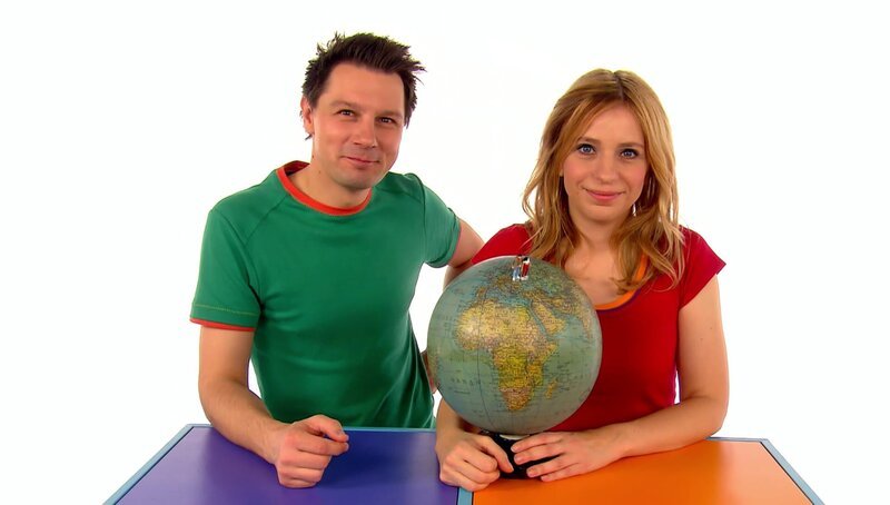 Tanja und André stellen sich die Frage: Warum fallen wir nicht von der Erde? – Bild: WDR
