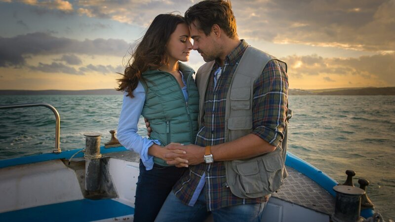 Sienna (Paula Schramm) und Tyler (Raphaёl Vogt) in „Rosamunde Pilcher: Fast noch verheiratet“. – Bild: ZDF/​JON AILES