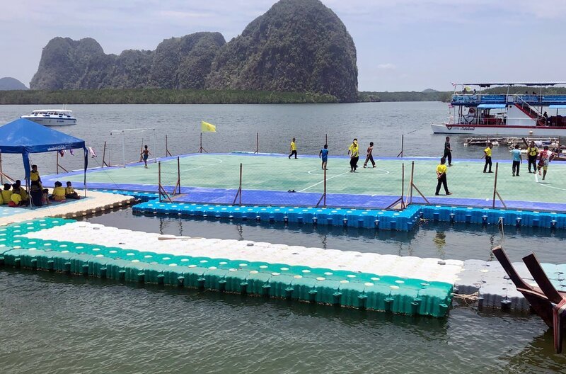 Der schwimmende Fußballplatz ist in ganz Thailand bekannt. – Bild: MedienKontor/​Martin Schacht /​ Der schwimmende Fußballplatz ist in ganz Thailand bekannt.